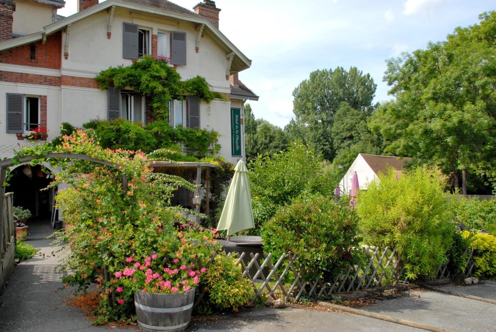 Logis Hotel De La Chapelle Milon-la-Chapelle Exterior photo